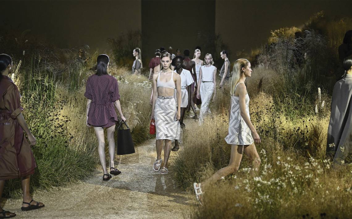 Una activista irrumpe en un desfile de moda de Louis Vuitton en