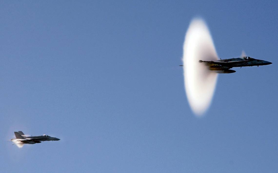 Un F-18 del Ejército rompe la barrera del sonido para interceptar un avión  de pasajeros